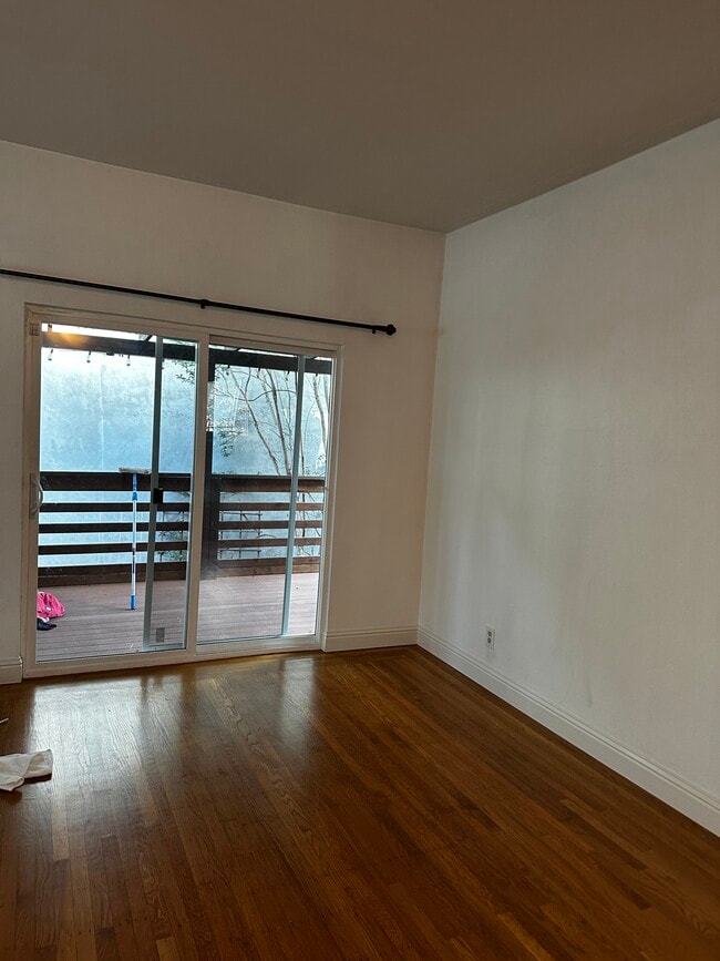 Dining area - 932 60th St
