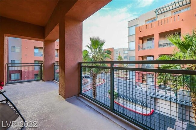 Building Photo - 2-Bedroom Corner Condo with Balcony & Amenities