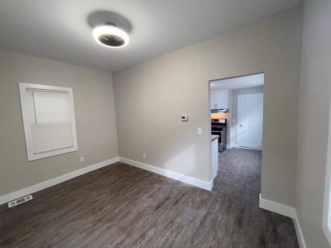 Foto del edificio - 1585 E 32nd St