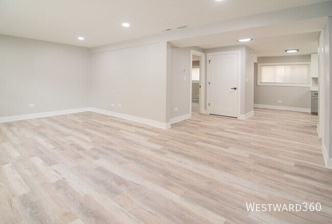 Building Photo - 6141 N Hermitage Ave