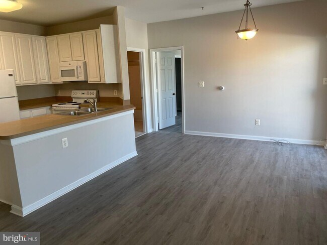 Building Photo - 2702 Gresham Way