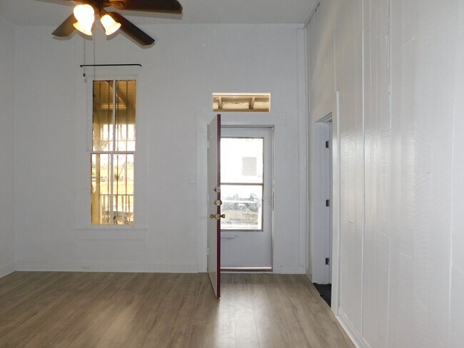 Building Photo - DIGNOWIT