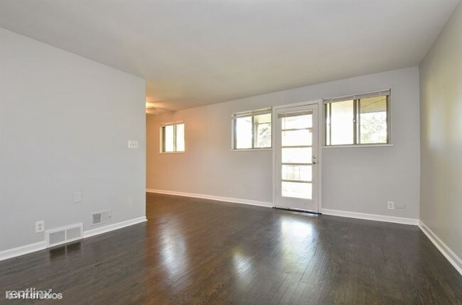 Building Photo - 2 br, 1 bath Apartment - 1145 Waukegan Road