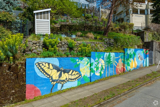 A mural on a retanning wall lines the Sidewalk on NE Regents Drt. in Alameda.