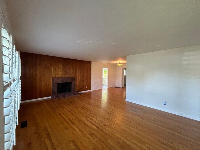 Foto del edificio - 3 bedroom  house with spacious backyard