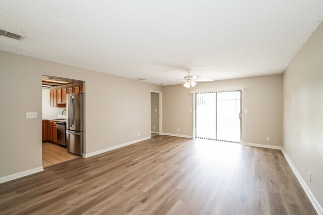 Foto del edificio - 23106 Mayfair Rd