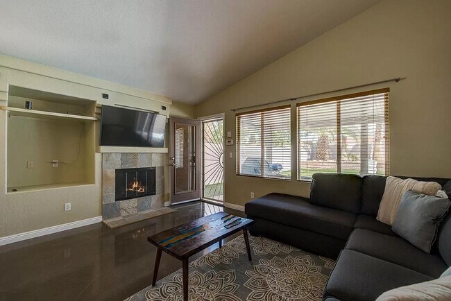 Building Photo - FULLY FURNISHED single story home