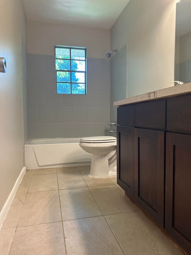 Foto del edificio - 4 Bed 2 Bath in Decatur!