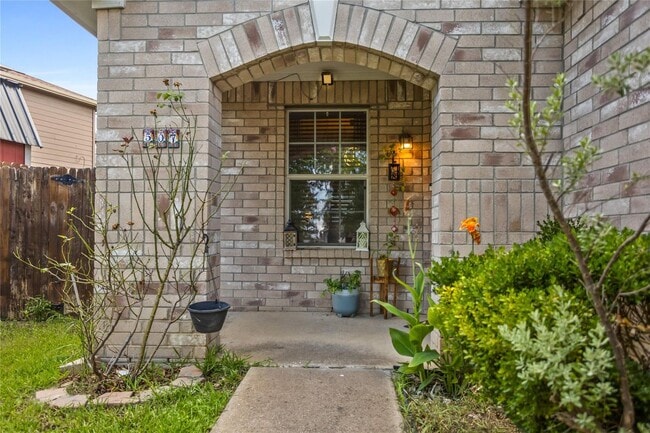 Building Photo - Spacious 3 Bedroom, 2.5 Bath Home Ready fo...