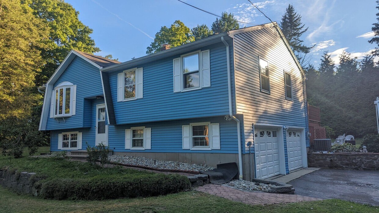 Primary Photo - Spacious 4 bedroom 2.5 bath house in Walli...