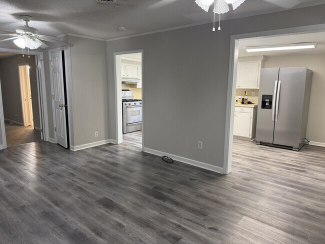 Foto del edificio - 2412 Leaphart Rd