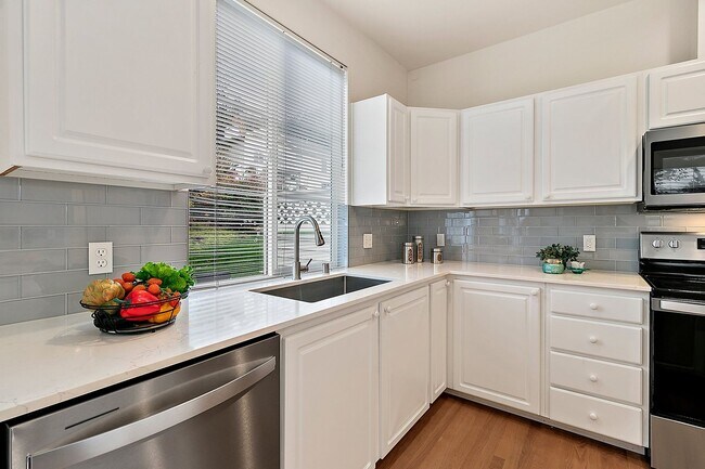 Building Photo - 3bd/2.5ba Bellevue Condo