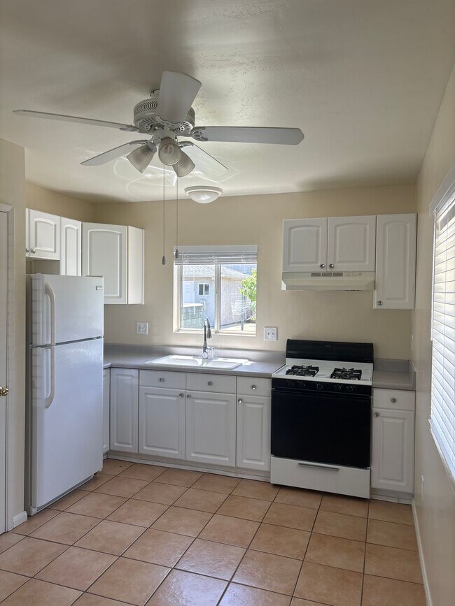Building Photo - 2 bd, 1 bath cottage
