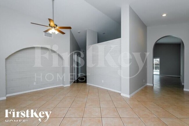 Building Photo - 9336 Sunnyoak Dr