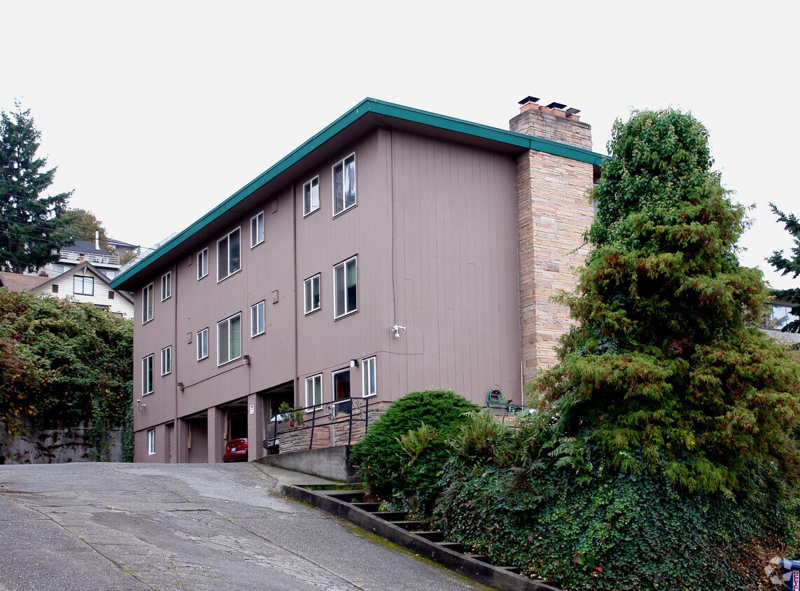 Building Photo - 2272 Gilman Dr W