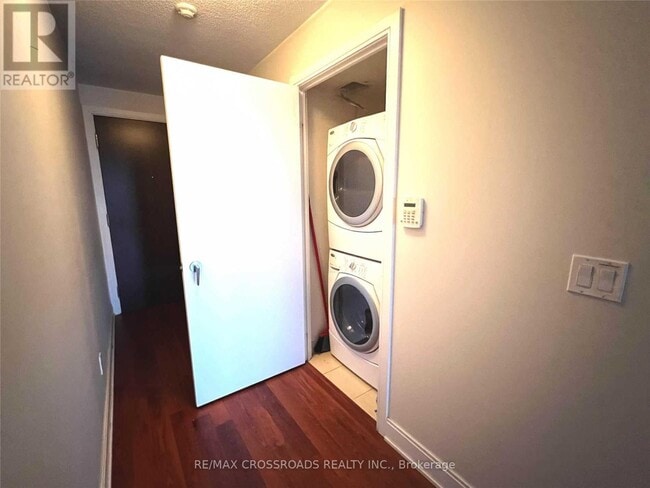 Building Photo - 125 Village Green Square