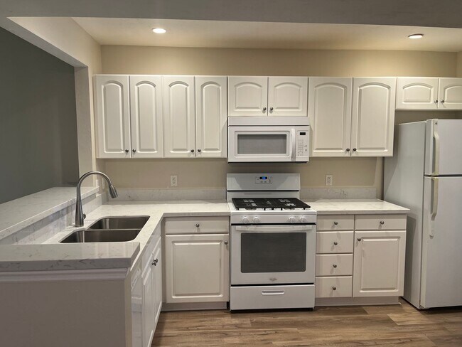 Foto del edificio - Beautiful Townhome - Woods Edge