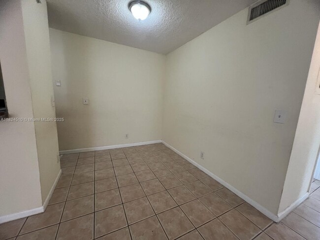 Foto del edificio - 1025 Twin Lakes Dr