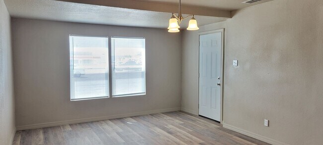 Foto del edificio - LARGE 2 BEDROOM HOME