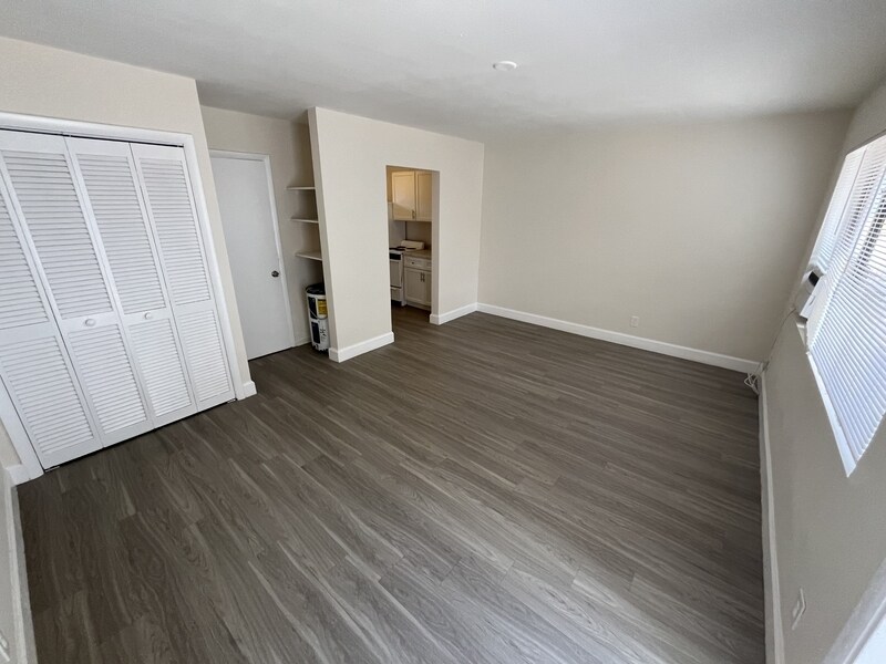 Foto principal - 1150 W Blue Heron Blvd