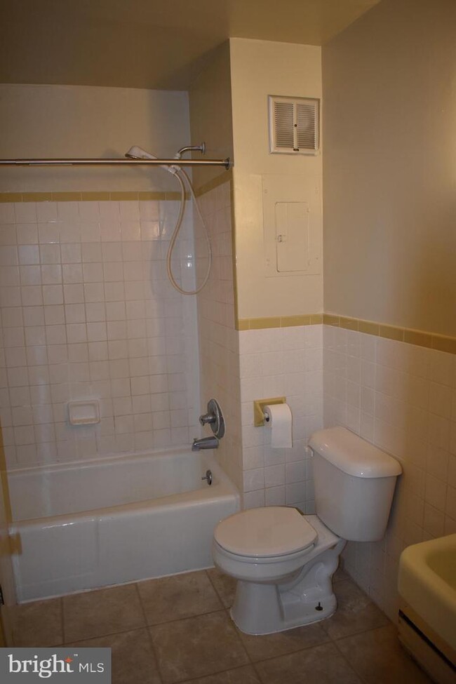 Building Photo - 227 S Antrim Way