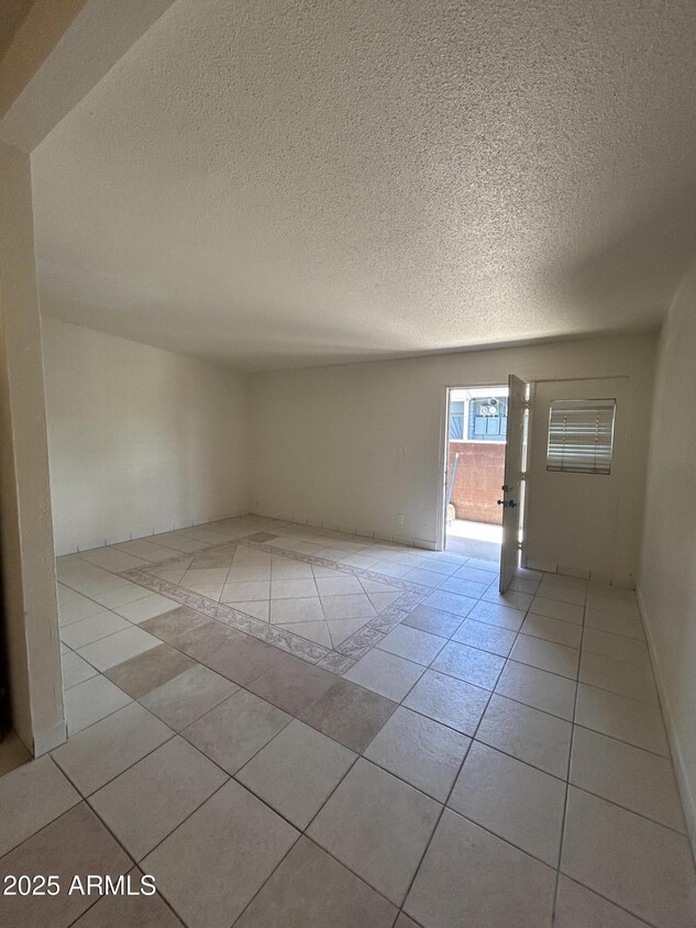 Foto principal - 1716 E Elton Ave