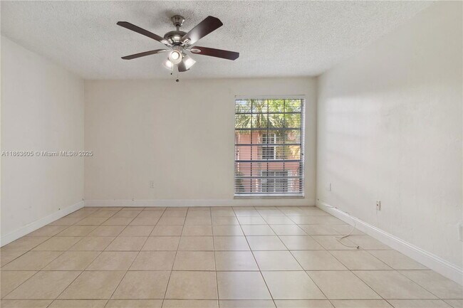 Foto del edificio - 10834 N Kendall Dr