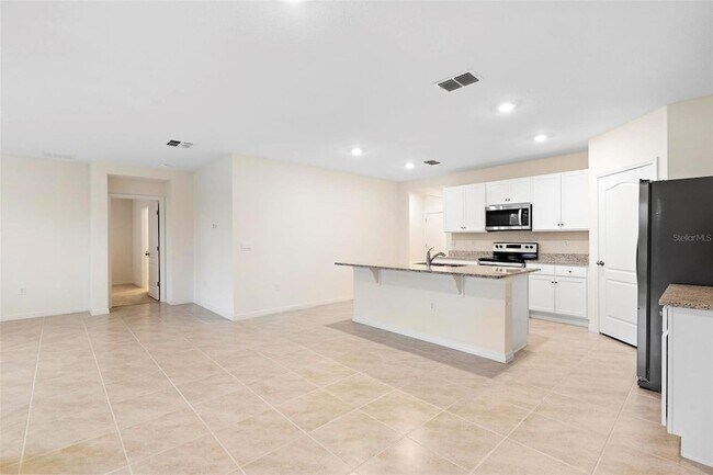 Building Photo - 556 Park Pl Blvd