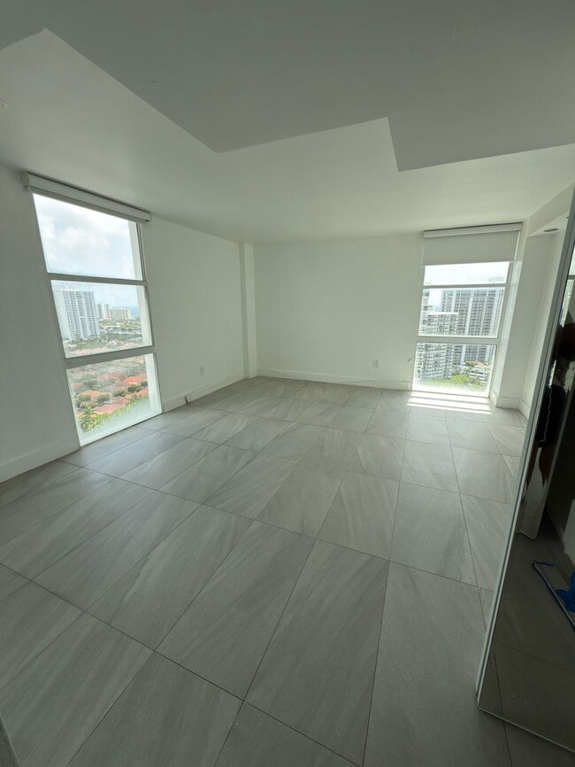 Building Photo - 3625 N Country Club Dr