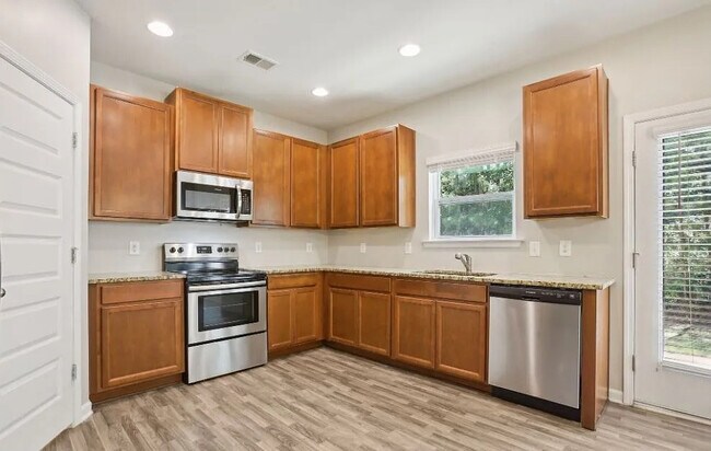 Foto del edificio - Room in Townhome on Estes Dr