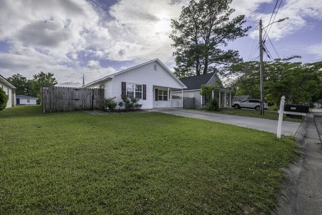 Foto del edificio - 3BR Home Near N. Marine Blvd with Fenced Backyard