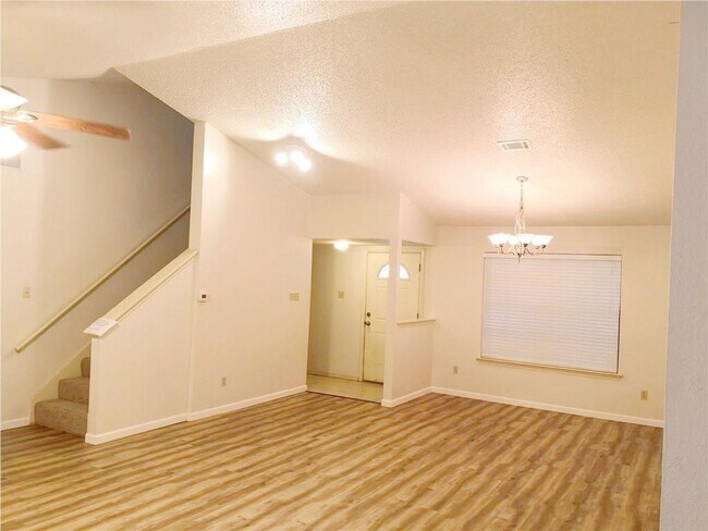 Foto del edificio - 6802 Luckenbach Ln