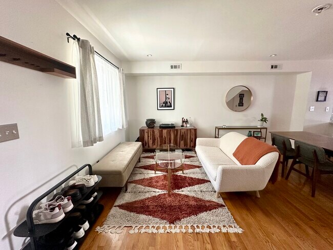 Foto del edificio - 1346 Downing St NE