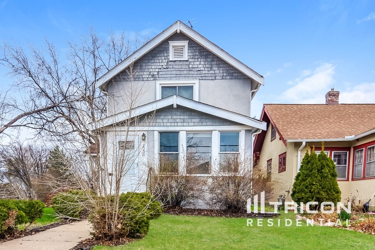 Primary Photo - 2200 E 38th St