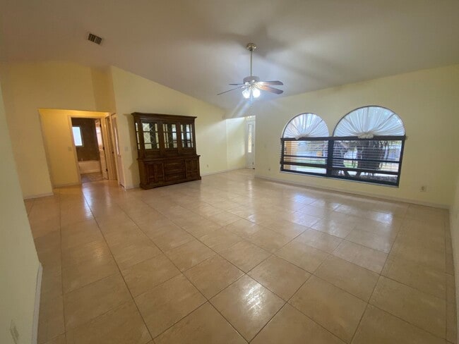 Foto del edificio - 21180 Burkhart Dr