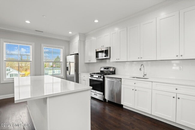 Building Photo - 4 Armonk St