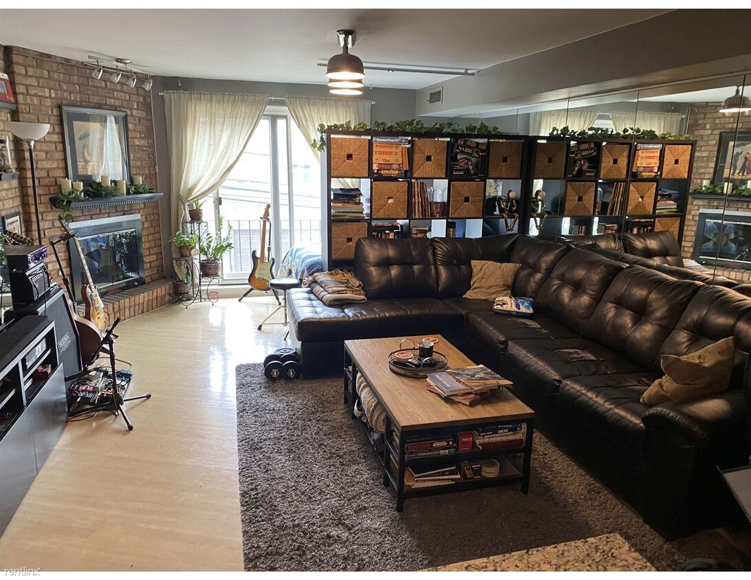 Primary Photo - Studio, 1 bath Condo - 2828 N Burling St A...