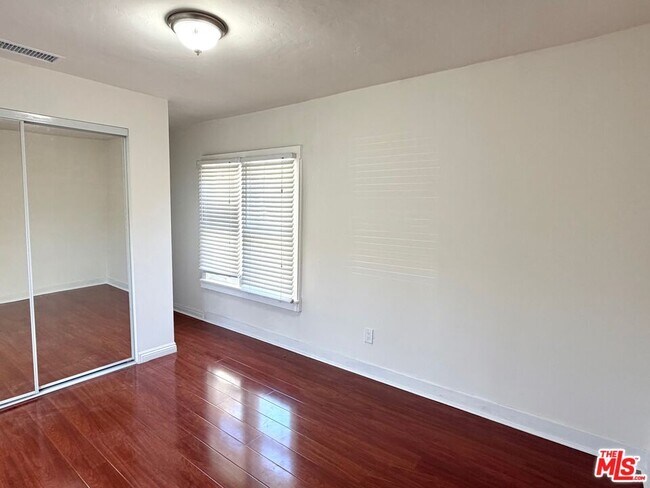 Foto del edificio - 1262 Kipling Ave