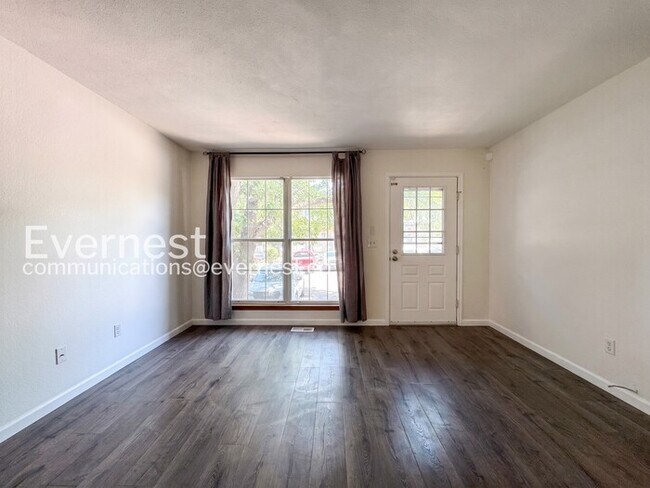 Foto del edificio - 3 Bed/2.5 Bath Townhome with Fenced Yard / Available Now!
