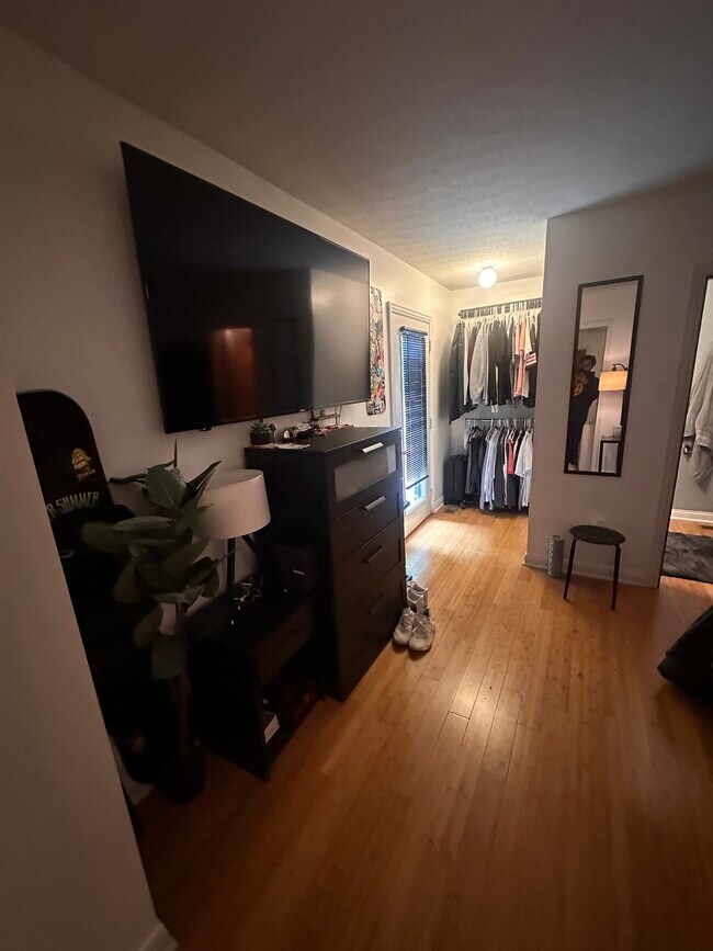 Dormitorio en el primer piso con baño - 1420 Meadow Rd