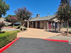 Building Photo - 3715 Tallyho Dr