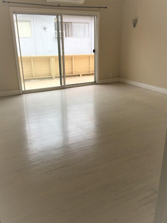 Foto del edificio - 11719 Mayfield Ave