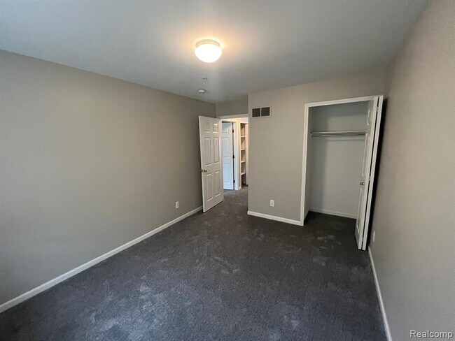 Building Photo - 16958 Farmington Rd