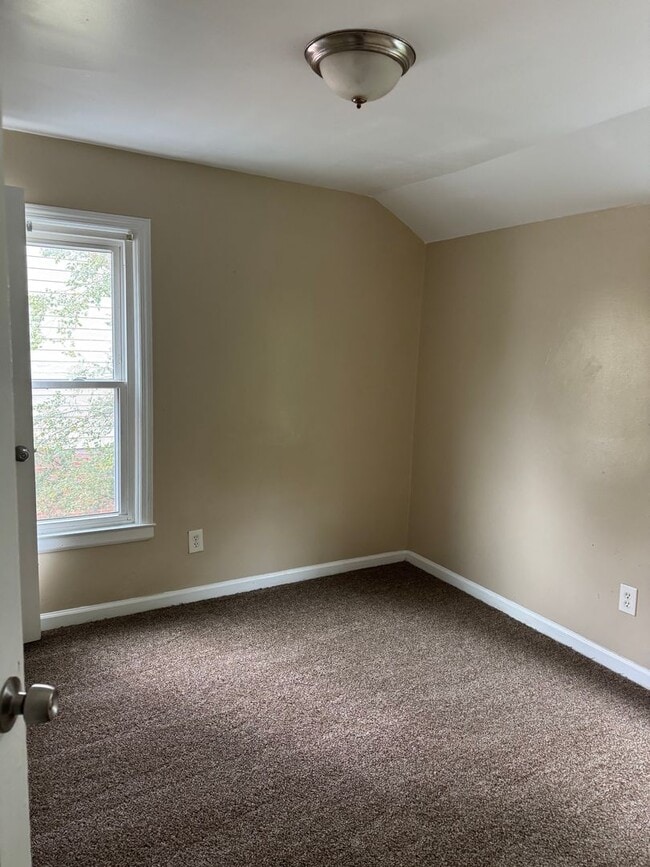 Building Photo - Euclid 2 Bedroom