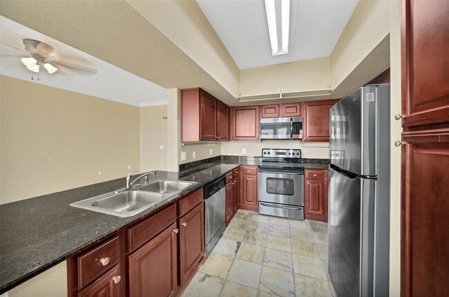 Building Photo - 7575 Kirby Dr