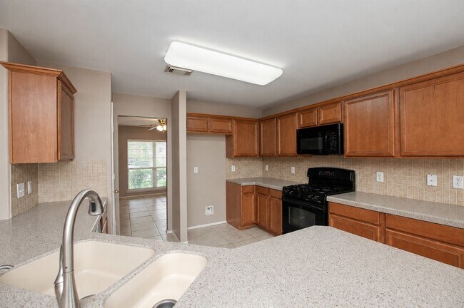 Foto del edificio - 4711 Buescher Ct