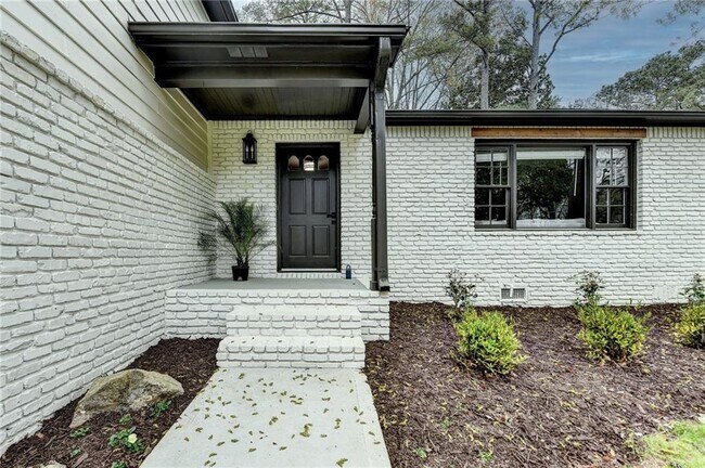 Building Photo - 1450 Cedarhurst Dr