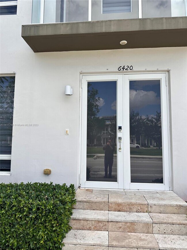 Foto del edificio - 6420 NW 104th Path