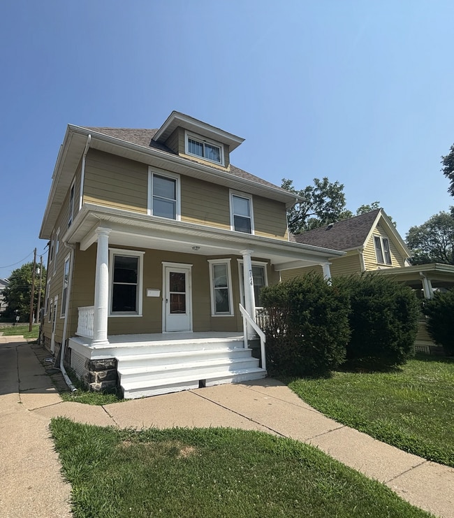 Building Photo - 714 Iowa Ave