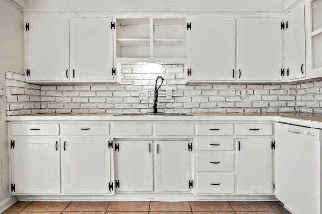 Foto del edificio - Beautifully Renovated 3 Bedroom Home in KCK Available Now!  1st Month's Rent is FREE!
